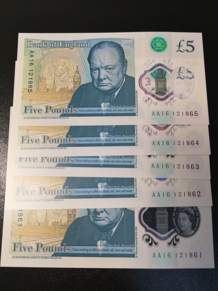 《外钞收藏家》第五十八期拍卖 最新版5英镑塑料钞 AA冠 五连号 全新unc