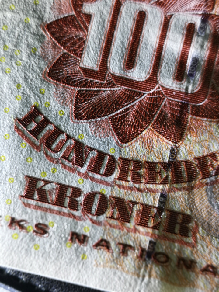 《外钞收藏家》第五十八期拍卖 丹麦浮雕版  再版100克朗 全新unc