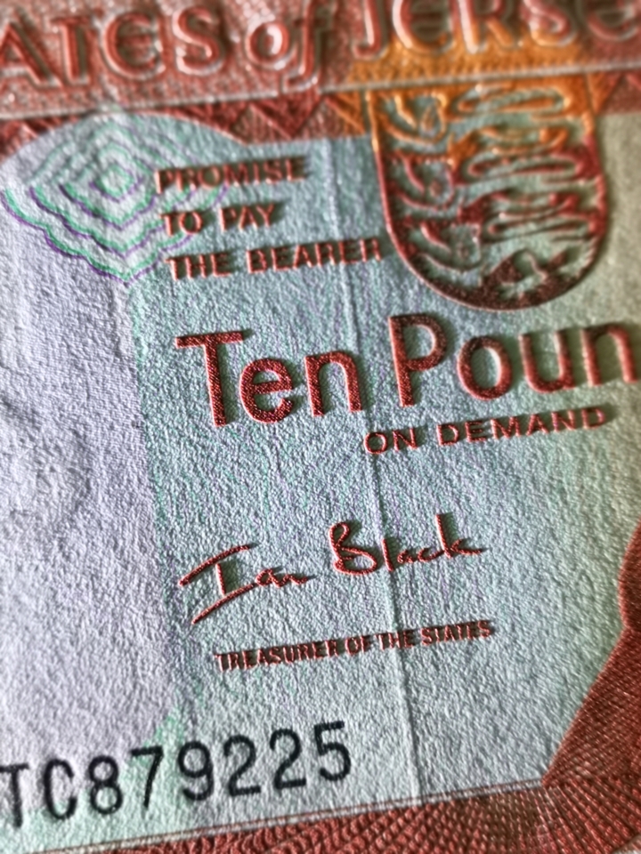 《外钞收藏家》第五十八期拍卖 泽西10镑 背面非常精美的一张  全新unc