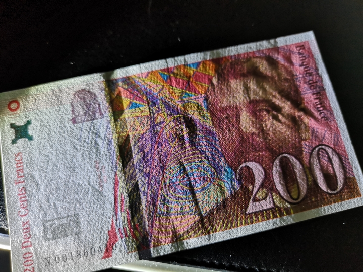 《外钞收藏家》第五十八期拍卖 法国末版500、200法郎  au品相 500边上一点黄  其他状态良好