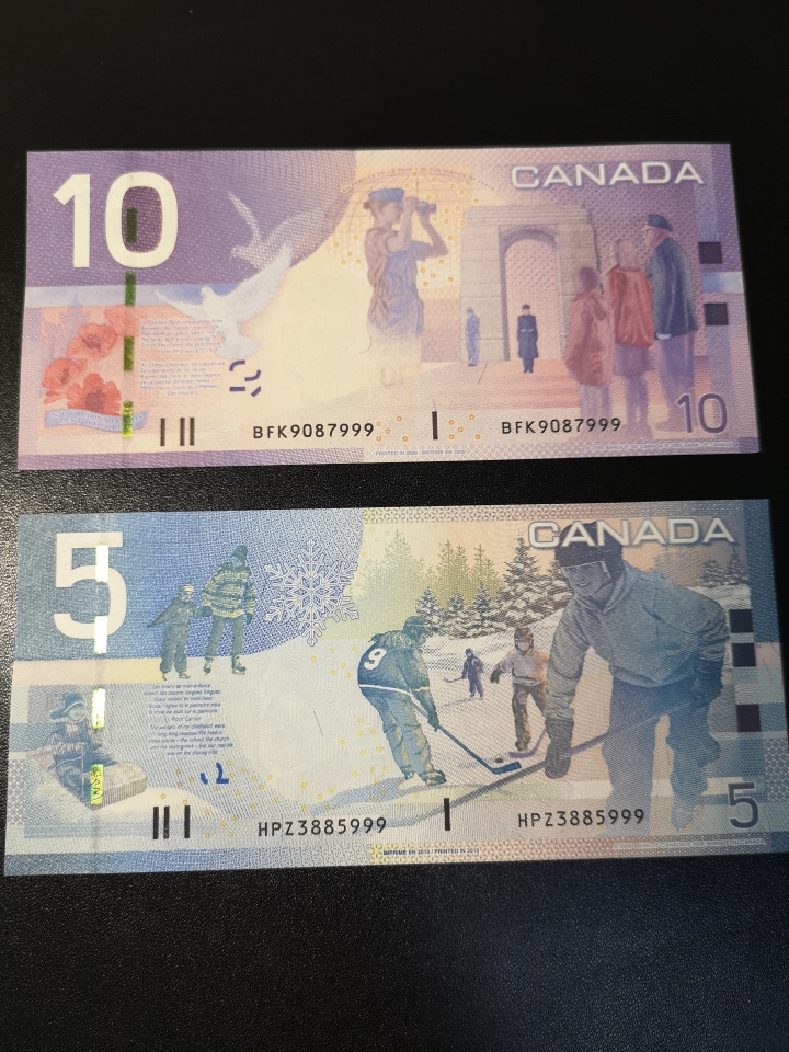《外钞收藏家》第五十八期拍卖 加拿大旅版5、10两张  都是999豹子号  全新unc