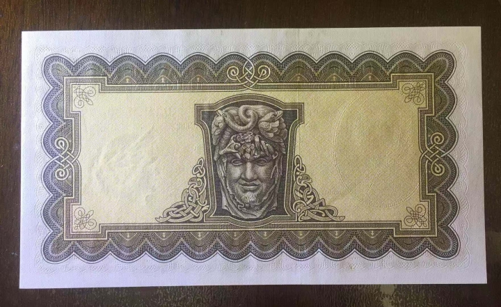 《外钞收藏家》第五十八期拍卖 爱尔兰1975年5镑 大票幅 近全新品相 有一个黄斑 