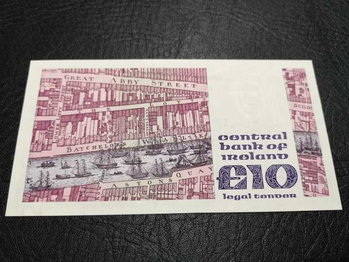 《外钞收藏家》第五十八期拍卖 1989年爱尔兰10镑 近全新品相 边上两个很细裂口 上期漏掉重拍  品相自定义