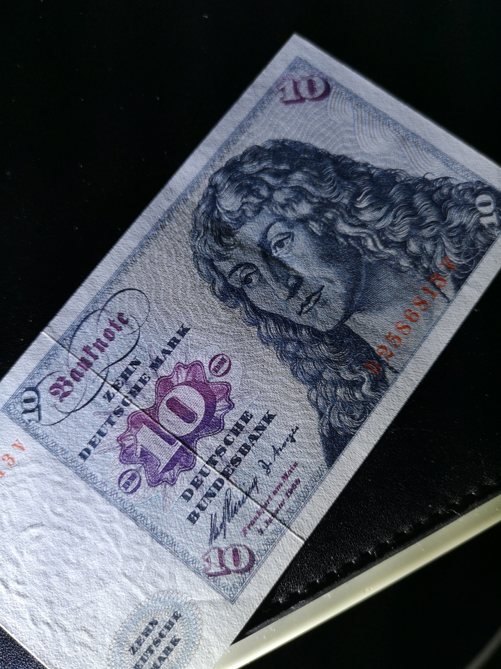 《外钞收藏家》第五十八期拍卖 1960年10西德马克 有一道压痕 品相参考测光