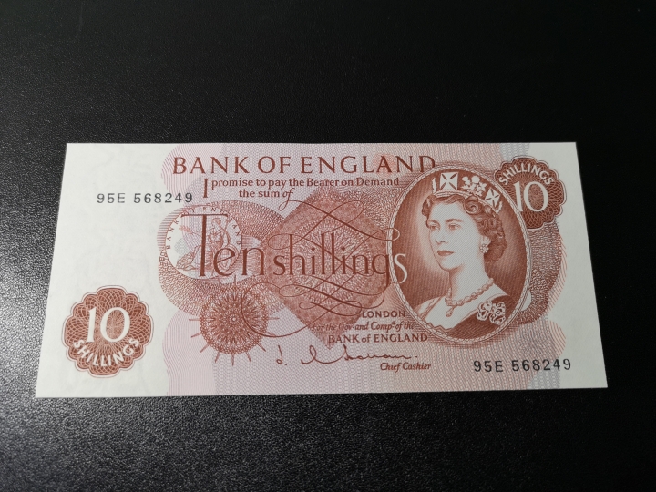 《外钞收藏家》第五十九期拍卖 英国c序列10先令  近全新 有一个点钞痕