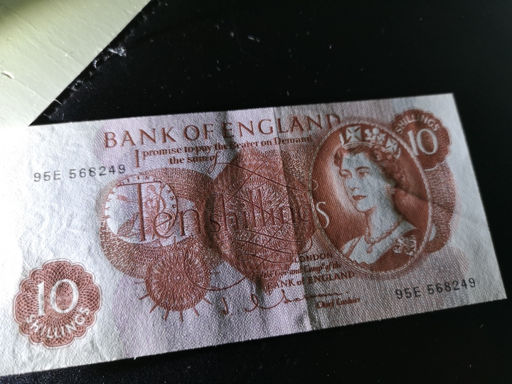 《外钞收藏家》第五十九期拍卖 英国c序列10先令  近全新 有一个点钞痕