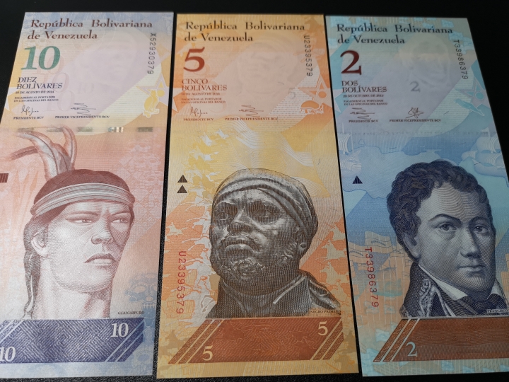 《外钞收藏家》第五十九期拍卖 委内瑞拉2套纸币 共13张 全新unc