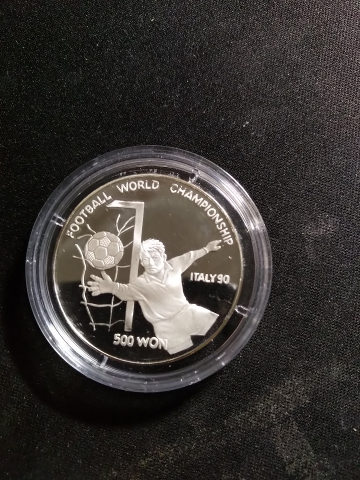 "鲸贝乐淘"第宙号拍卖 1989年朝鲜精制银币，1990年意大利世界杯