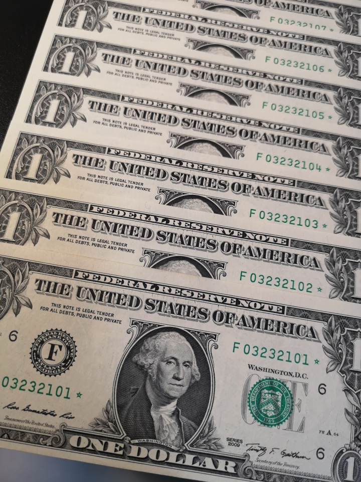 《外钞收藏家》第五十九期拍卖 一美元补号标10  全新unc