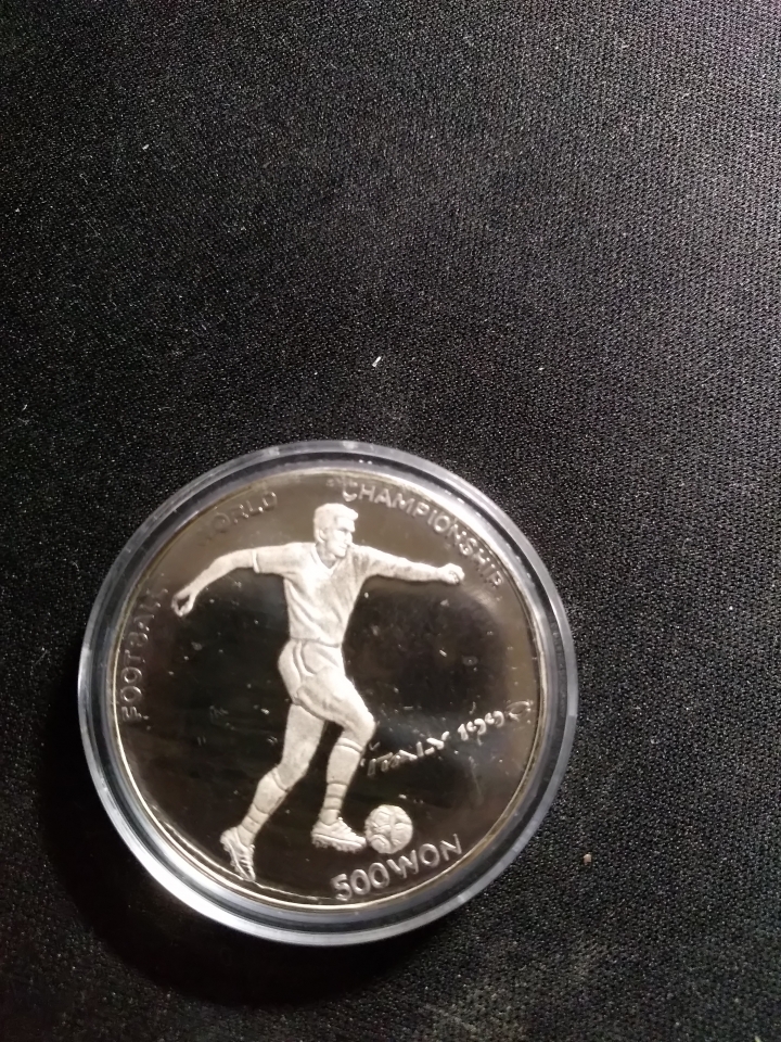 "鲸贝乐淘"第宙号拍卖 1988年朝鲜精制银币，1990年意大利世界杯