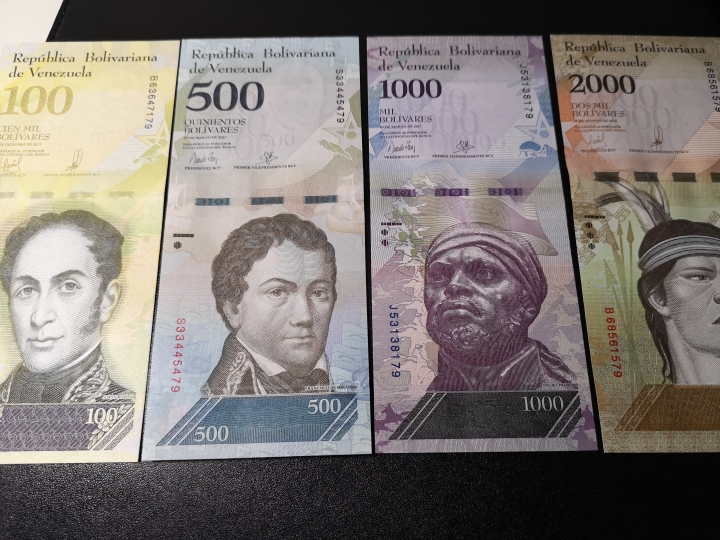 《外钞收藏家》第五十九期拍卖 委内瑞拉2套纸币 共13张 全新unc