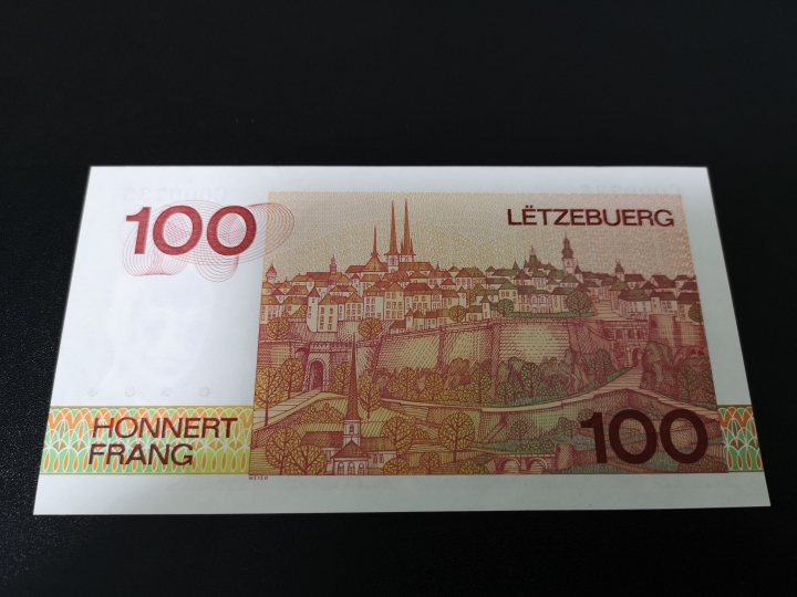 《外钞收藏家》第五十九期拍卖 1980年卢森堡 100   全新unc   735小号