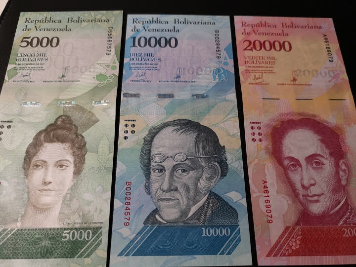 《外钞收藏家》第五十九期拍卖 委内瑞拉2套纸币 共13张 全新unc