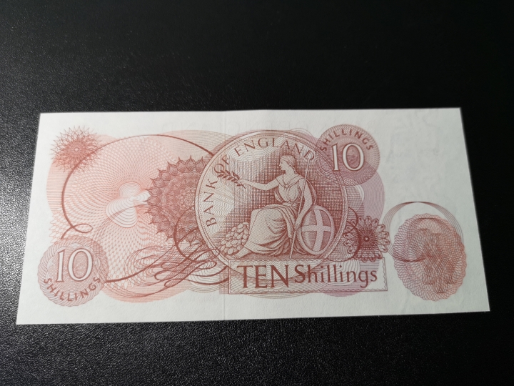 《外钞收藏家》第五十九期拍卖 英国c序列10先令  近全新 有一个点钞痕