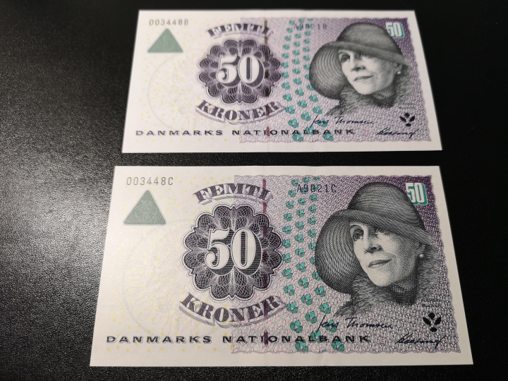外钞收藏家第六十期拍卖 丹麦浮雕版  初版50  两张同号 全新unc