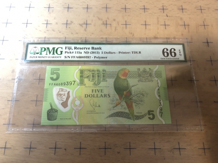 收藏联盟第七十期拍卖 斐济135塑料钞 首发冠 PMG66E