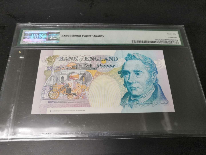 收藏联盟第七十二期拍卖 英国915 皇冠版首发AA01千位小号 PMG66E