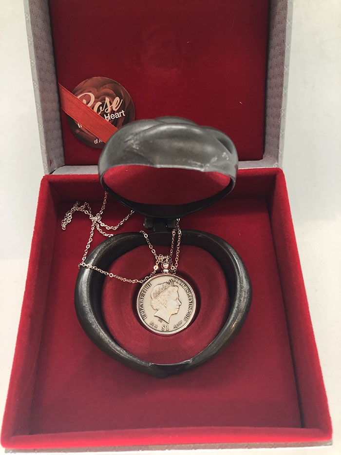 雕塑与币章 2016年库克发行玫瑰在你心中珐琅红心仿古吊坠银币