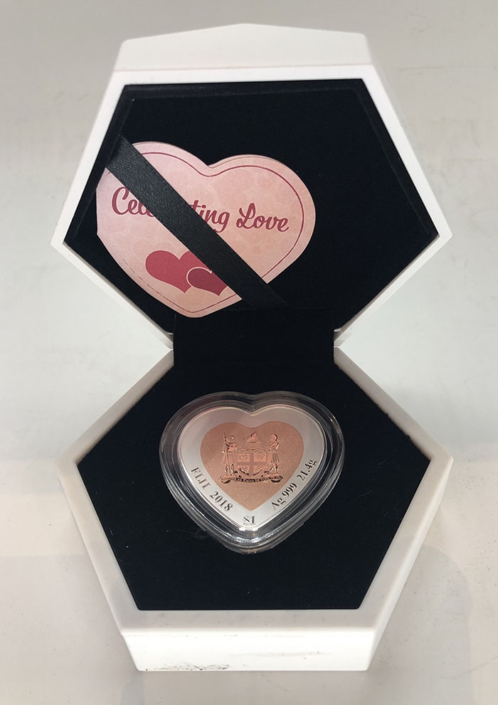 雕塑与币章 2018年斐济发行爱情颂歌心形双金属纪念币