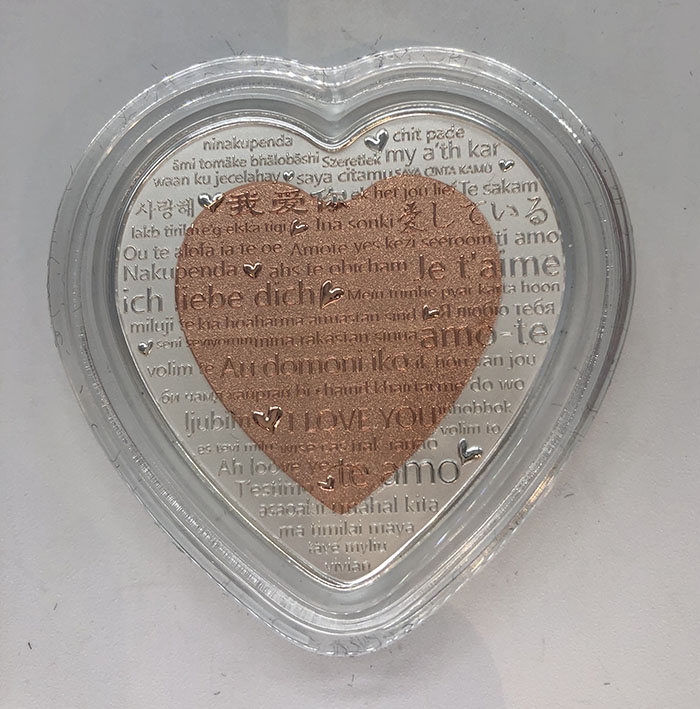 雕塑与币章 2018年斐济发行爱情颂歌心形双金属纪念币