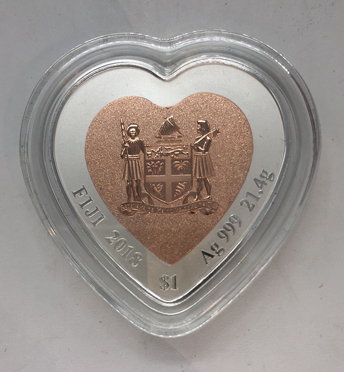 雕塑与币章 2018年斐济发行爱情颂歌心形双金属纪念币