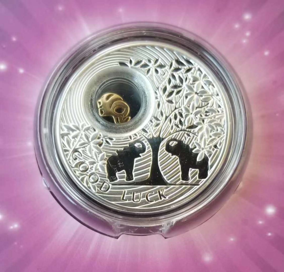【随心拍】第四期 【纽埃】2012年幸运小象旋转镶嵌银币，925银28.28克，带证书包装。