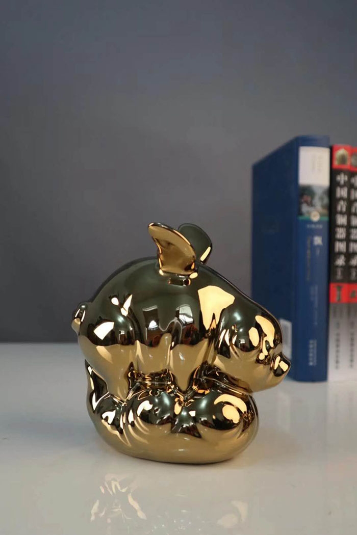 雕塑与币章 陶瓷猪签名版摆件