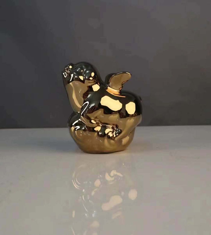 雕塑与币章 陶瓷猪签名版摆件