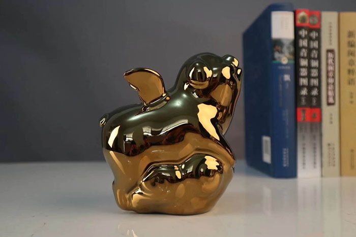 雕塑与币章 陶瓷猪签名版摆件