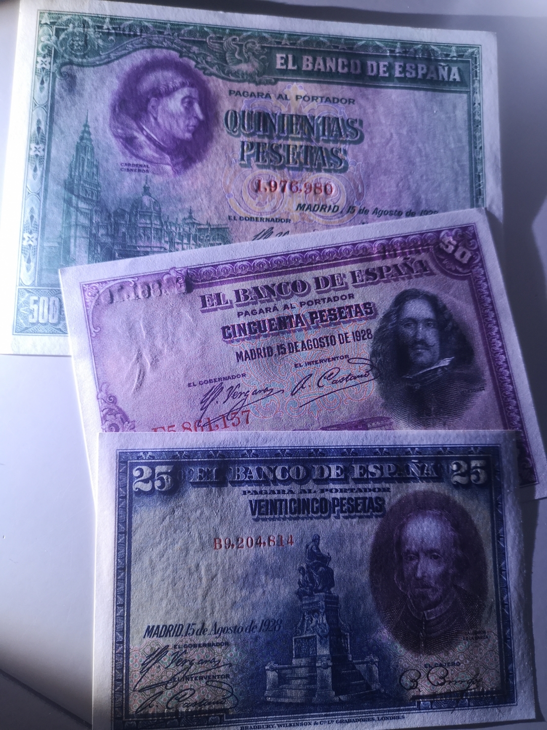 《外钞收藏家》第六十三期拍卖 西班牙大方块 三张 品相近全新 500面额边上有受潮 见图