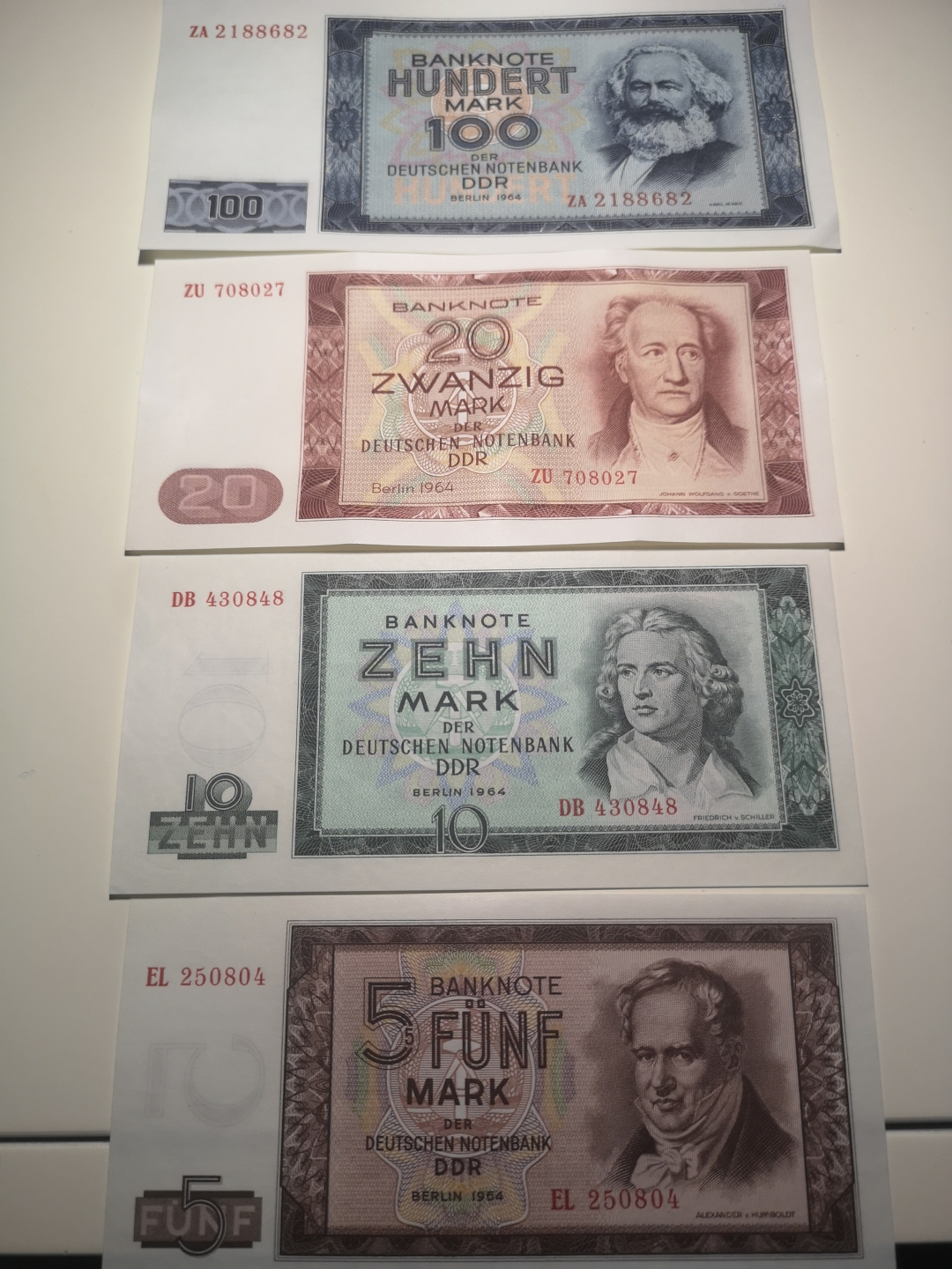 《外钞收藏家》第六十三期拍卖 东德100、20、10、5马克四张 ，100一个角折了，其他全新