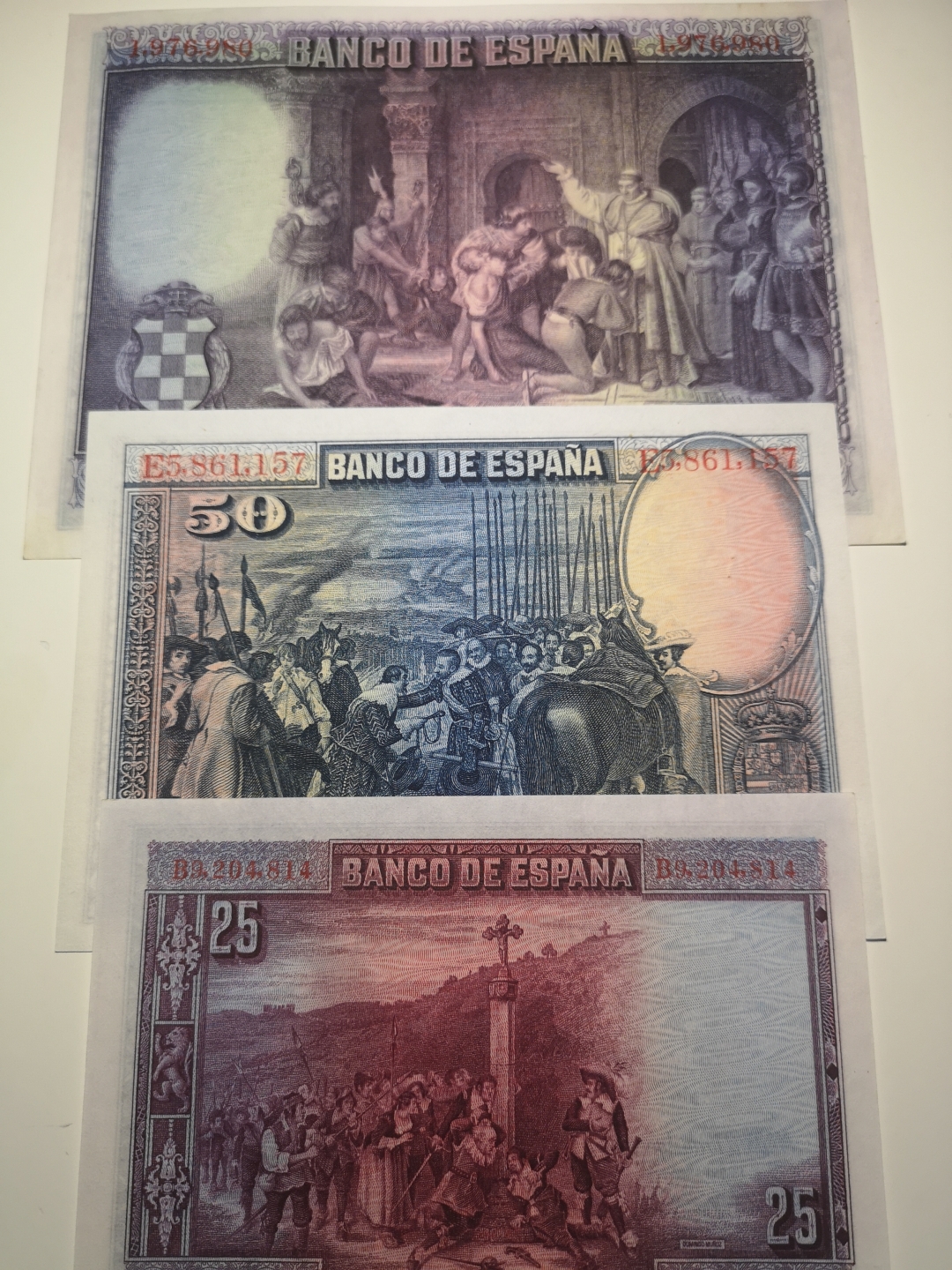 《外钞收藏家》第六十三期拍卖 西班牙大方块 三张 品相近全新 500面额边上有受潮 见图