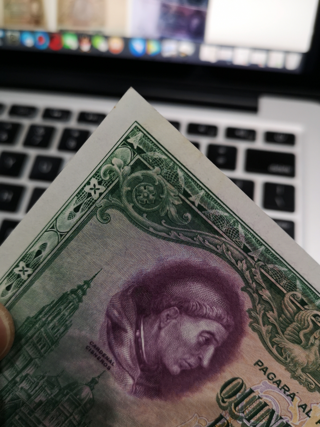 《外钞收藏家》第六十三期拍卖 西班牙大方块 三张 品相近全新 500面额边上有受潮 见图