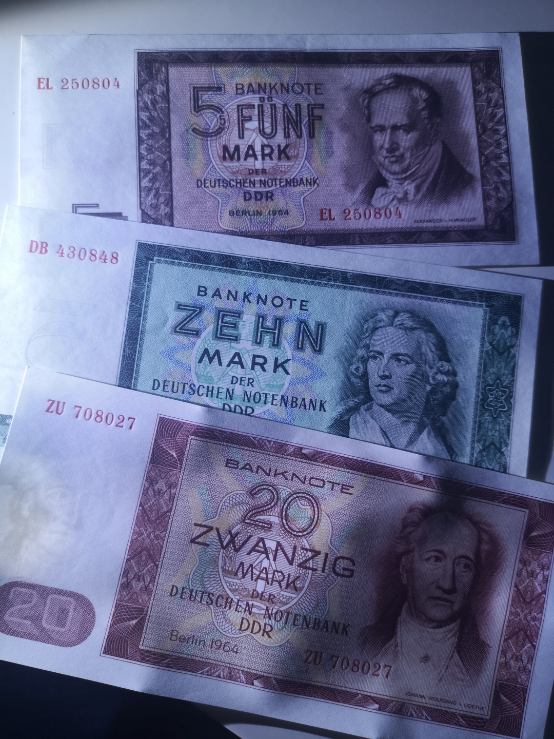 《外钞收藏家》第六十三期拍卖 东德100、20、10、5马克四张 ，100一个角折了，其他全新
