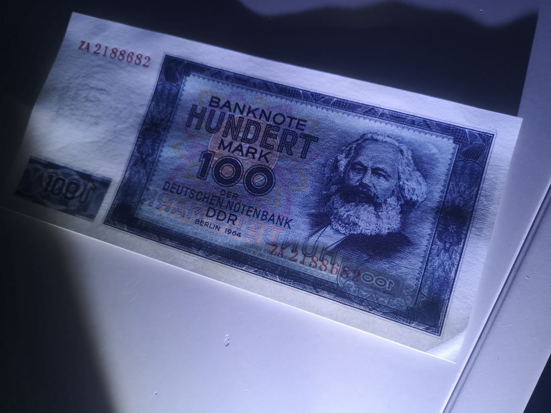 《外钞收藏家》第六十三期拍卖 东德100、20、10、5马克四张 ，100一个角折了，其他全新