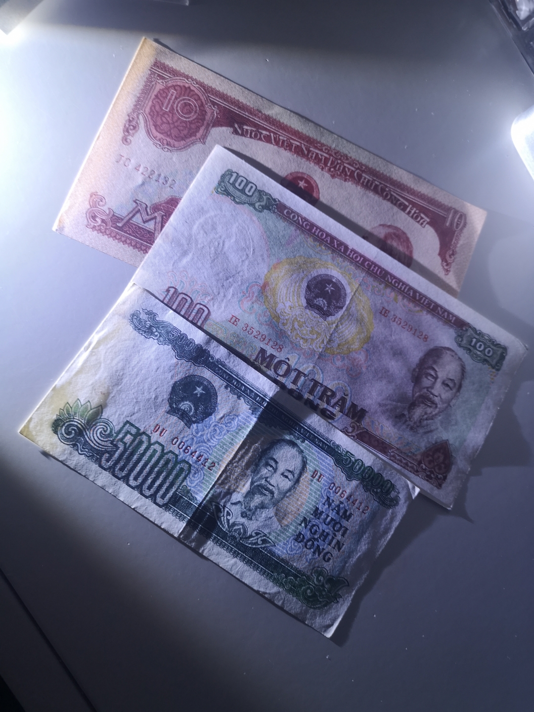 《外钞收藏家》第六十三期拍卖 越南三张 10没有印折 起他两张见图