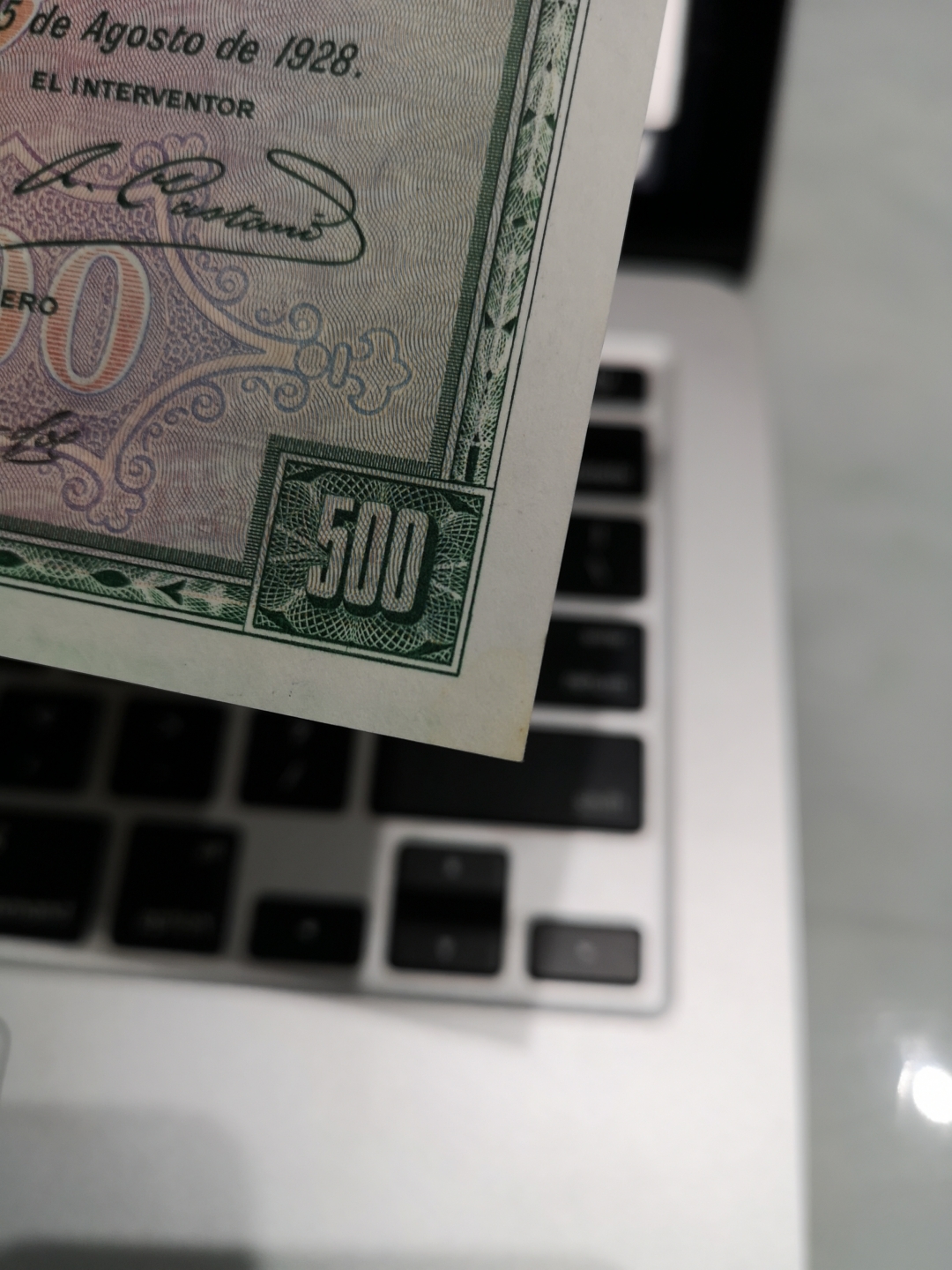 《外钞收藏家》第六十三期拍卖 西班牙大方块 三张 品相近全新 500面额边上有受潮 见图