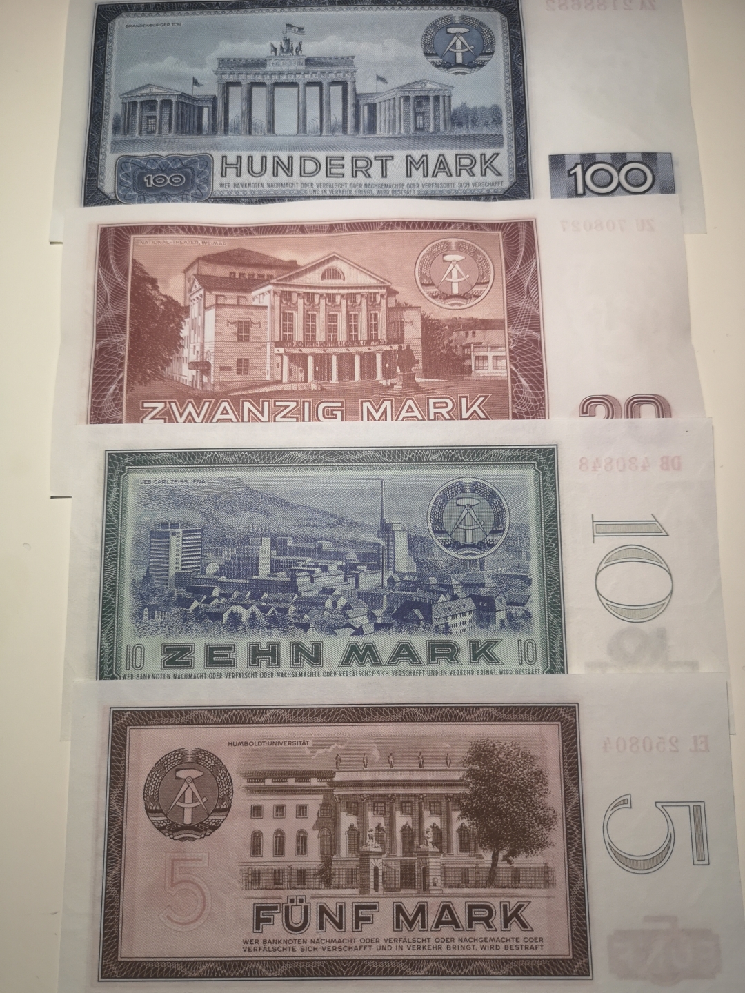 《外钞收藏家》第六十三期拍卖 东德100、20、10、5马克四张 ，100一个角折了，其他全新