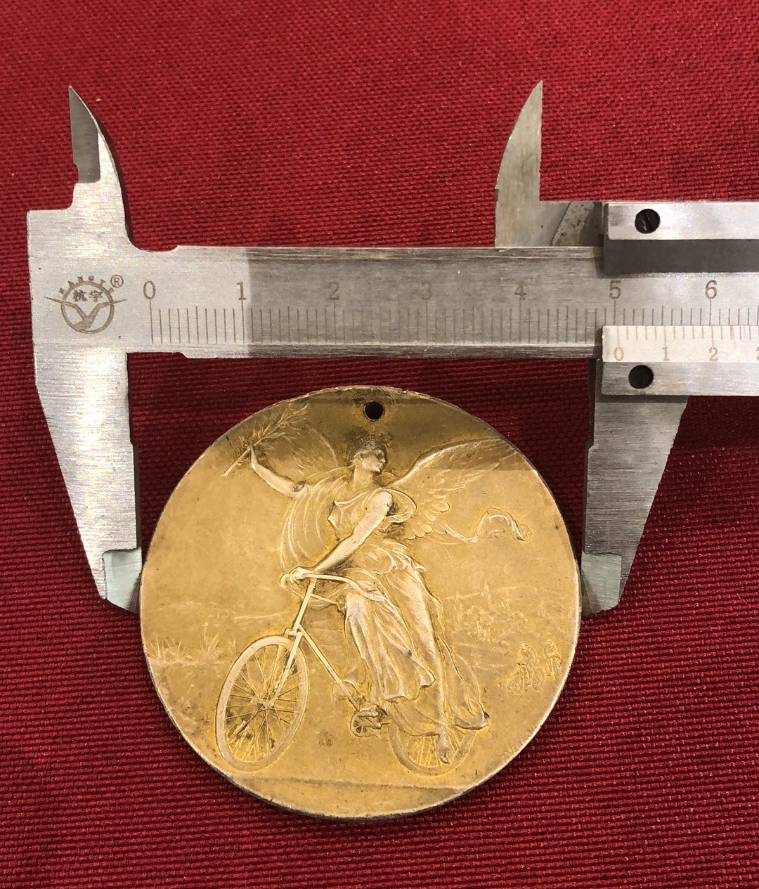 麦朵尔俱乐部成立4周年拍卖活动 环法自行车比赛奖牌