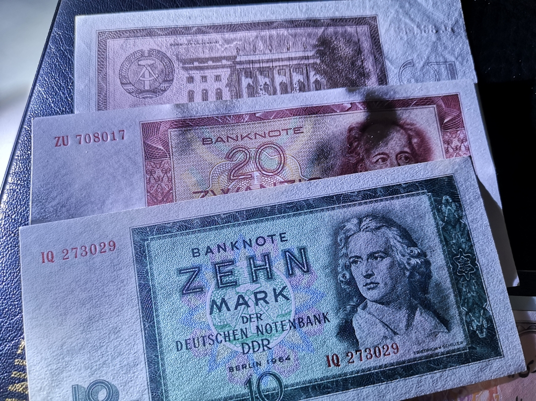 《外钞收藏家》第六十四期拍卖 东德马克 20、10、5  三张 10一个角有疑似墨迹 其他没问题