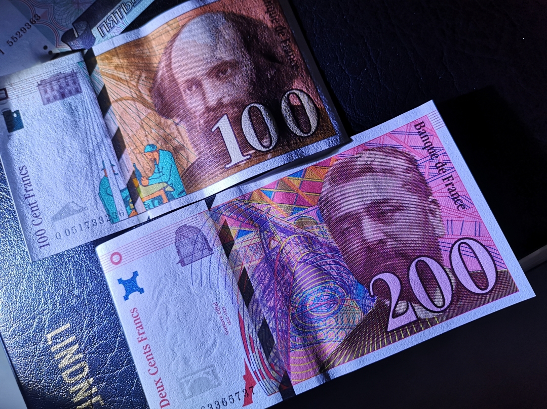 《外钞收藏家》第六十四期拍卖 法国法郎 末版200、100两张  unc