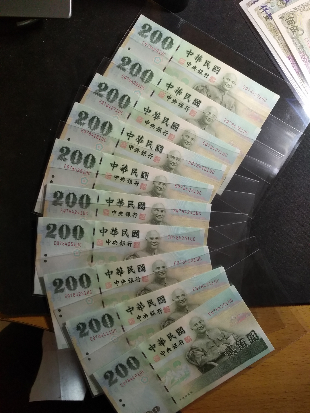 【台币】2001年200元蒋介石十连一组，全新全品 台币绿蒋200一组十连