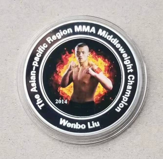 【随心拍】现代金银币拍卖第十一期 帕劳2014年亚太MMA格斗冠军刘文擘纪念币 面值1元，铜镀银 25 克 