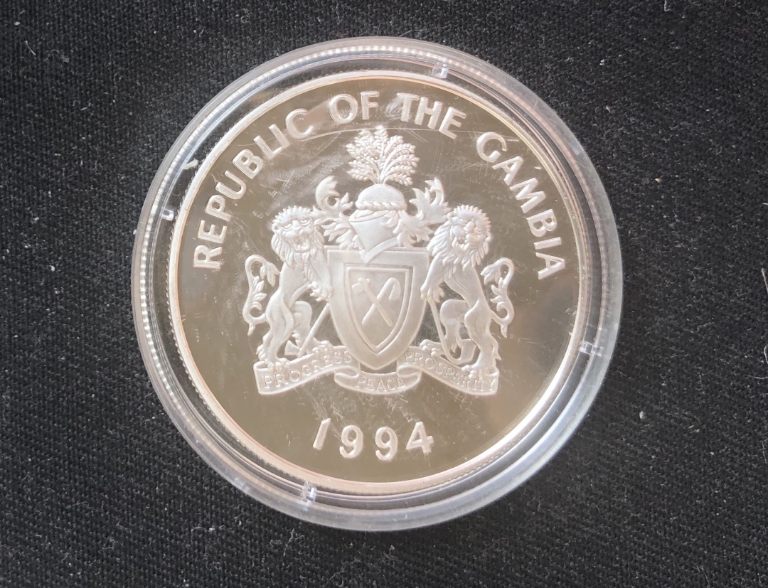 【币观天下】第六十期拍卖 【冈比亚】1994年20塔拉西  女王母亲  纪念银币