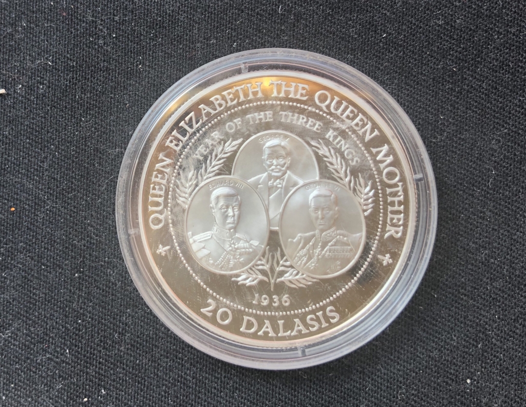 【币观天下】第六十期拍卖 【冈比亚】1994年20塔拉西  女王母亲  纪念银币