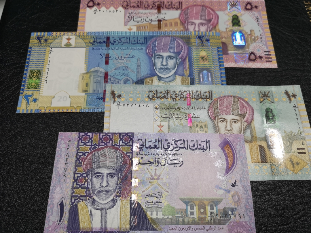 《外钞收藏家》第六十五期拍卖 阿曼最新版50、20、10、1四张面额 全新unc 塑料透视窗口 很精致