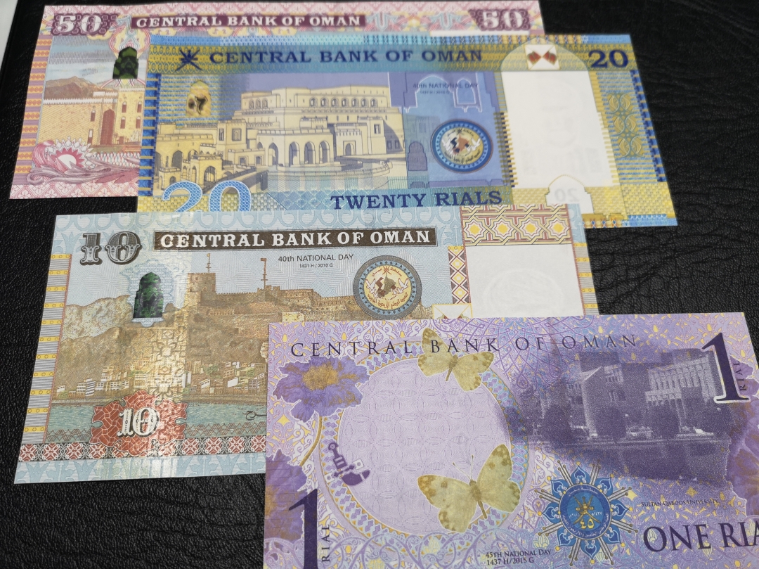 《外钞收藏家》第六十五期拍卖 阿曼最新版50、20、10、1四张面额 全新unc 塑料透视窗口 很精致
