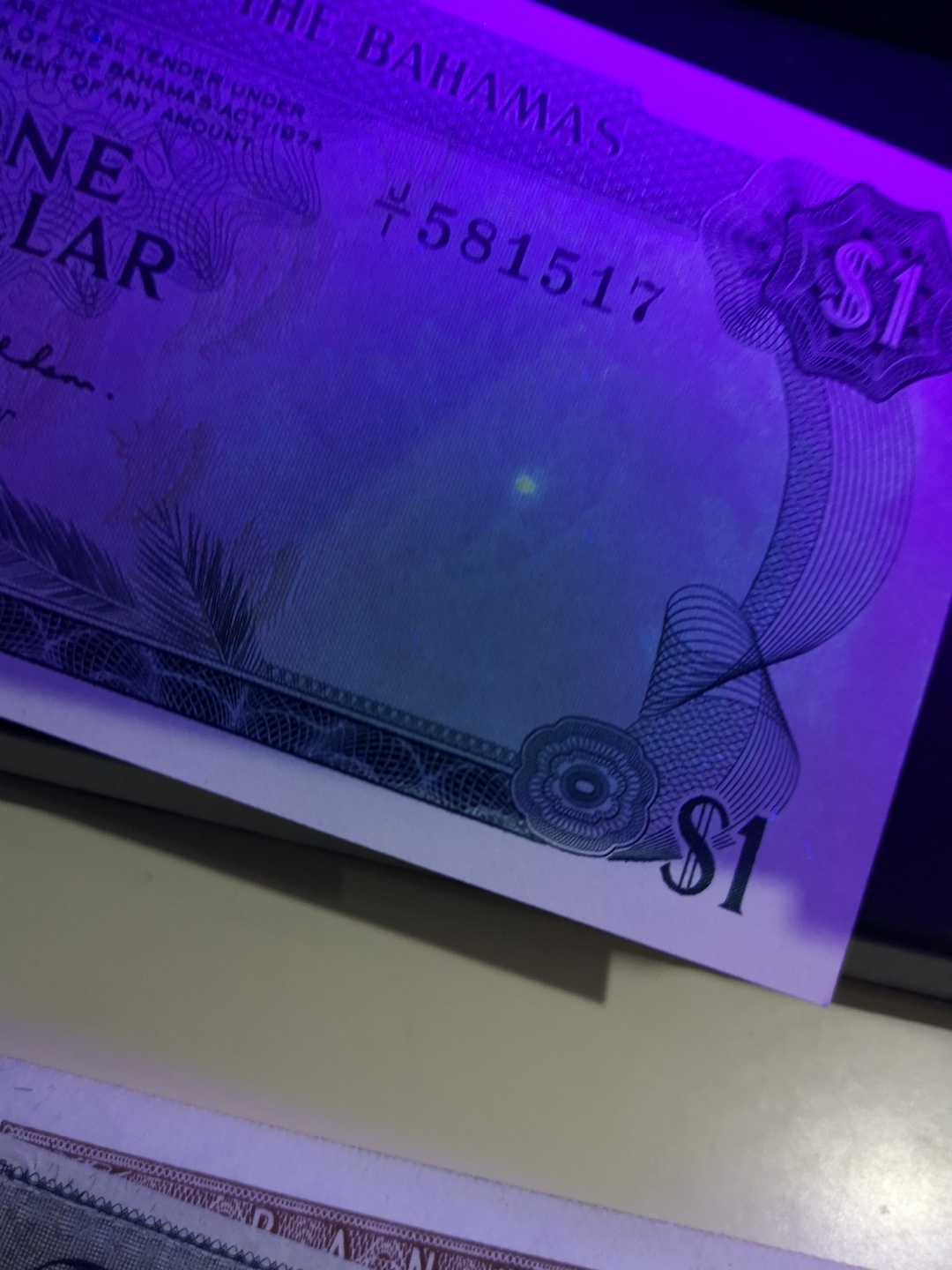 《外钞收藏家》第六十五期拍卖 巴哈马彩背女王近全新  可惜有一个很小的斑点