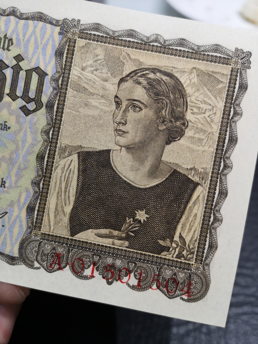 《外钞收藏家》第六十五期拍卖 德国（nacui时期）20马克 带党徽稀少 一个角有折  起它状态很好