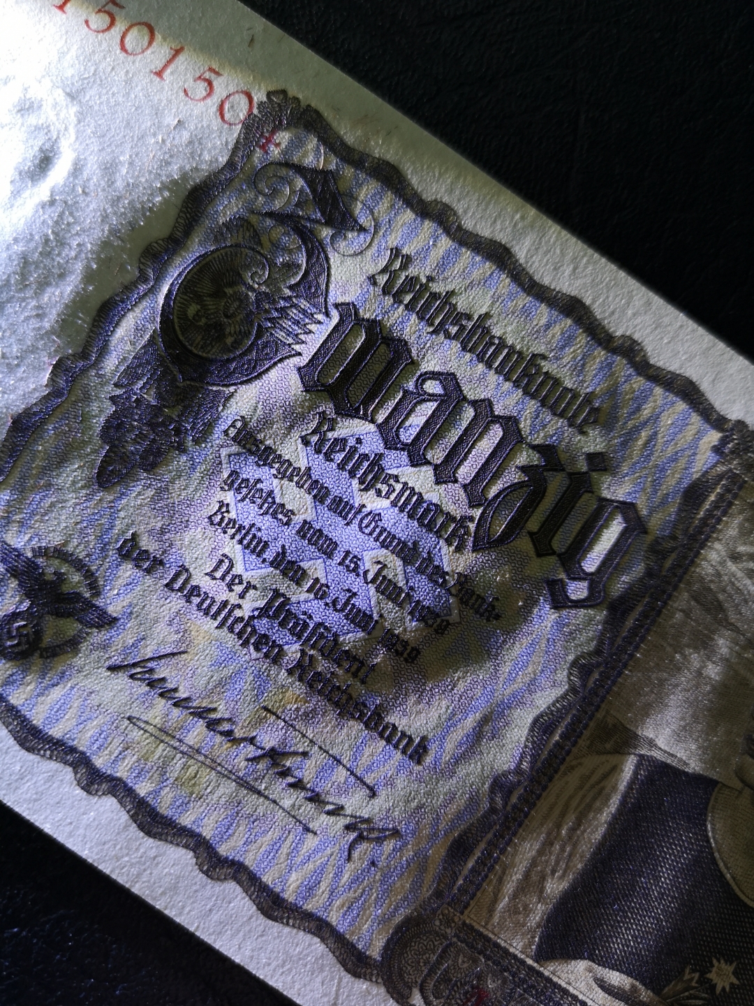 《外钞收藏家》第六十五期拍卖 德国（nacui时期）20马克 带党徽稀少 一个角有折  起它状态很好